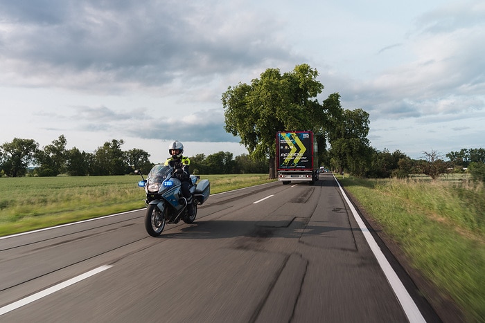 A big hello in Halberstadt: the eActros 600 reverses 30 kilometers on public roads to the Global Parts Center