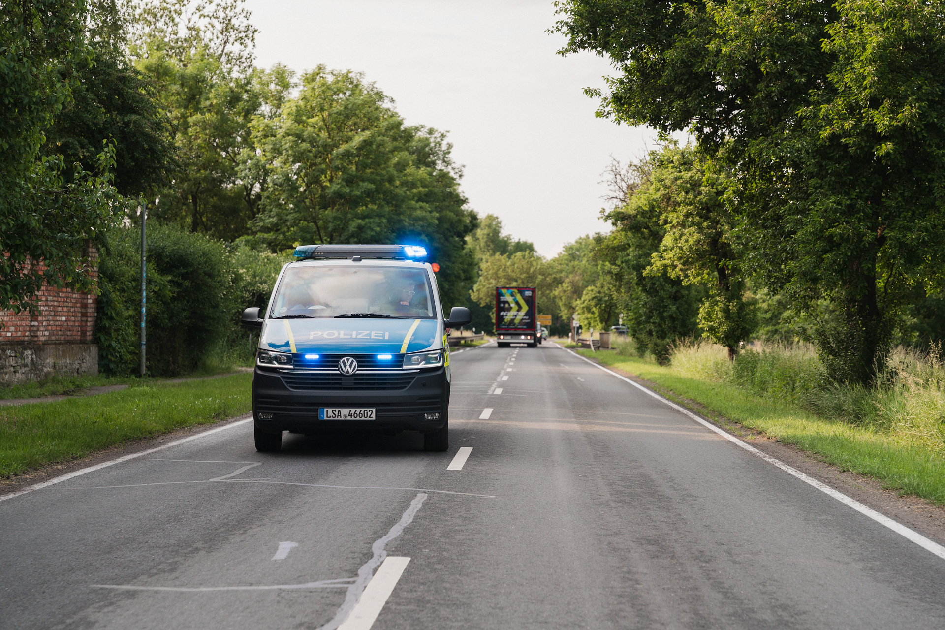 30 kilometers in reverse on public roads to the new Daimler Truck Global Parts Center in Halberstadt, Germany A big hello in Halberstadt: the eActros 600 reverses 30 kilometers on public roads to the Global Parts Center