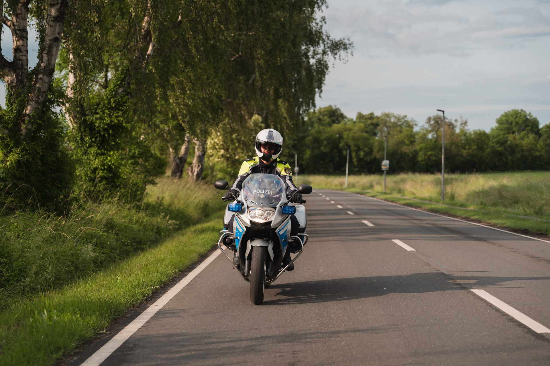 30 kilometers in reverse on public roads to the new Daimler Truck Global Parts Center in Halberstadt, Germany A big hello in Halberstadt: the eActros 600 reverses 30 kilometers on public roads to the Global Parts Center