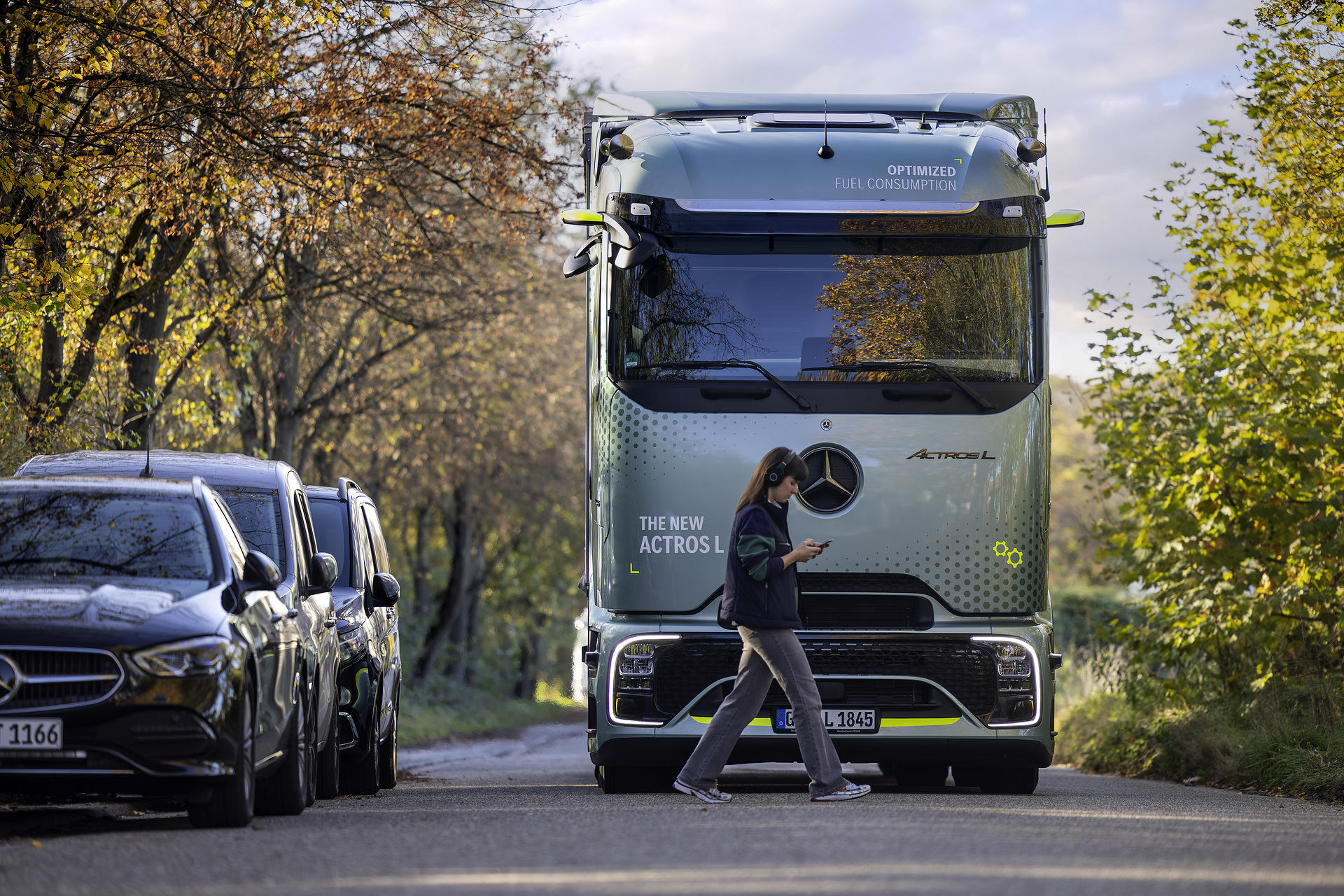 Mercedes-Benz Trucks: Active Brake Assist 6 mit Fußgängererkennung und automatisierter Bremsung Sehen, wo der Mensch nicht hinsieht – Mercedes-Benz Trucks setzt auf intelligente Assistenzsysteme zum besseren Schutz von Radfahrenden und Fußgängern