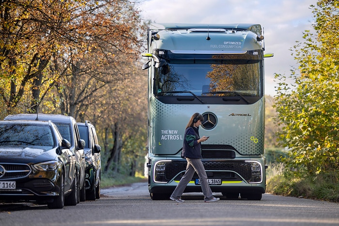 Sehen, wo der Mensch nicht hinsieht – Mercedes-Benz Trucks setzt auf intelligente Assistenzsysteme zum besseren Schutz von Radfahrenden und Fußgängern