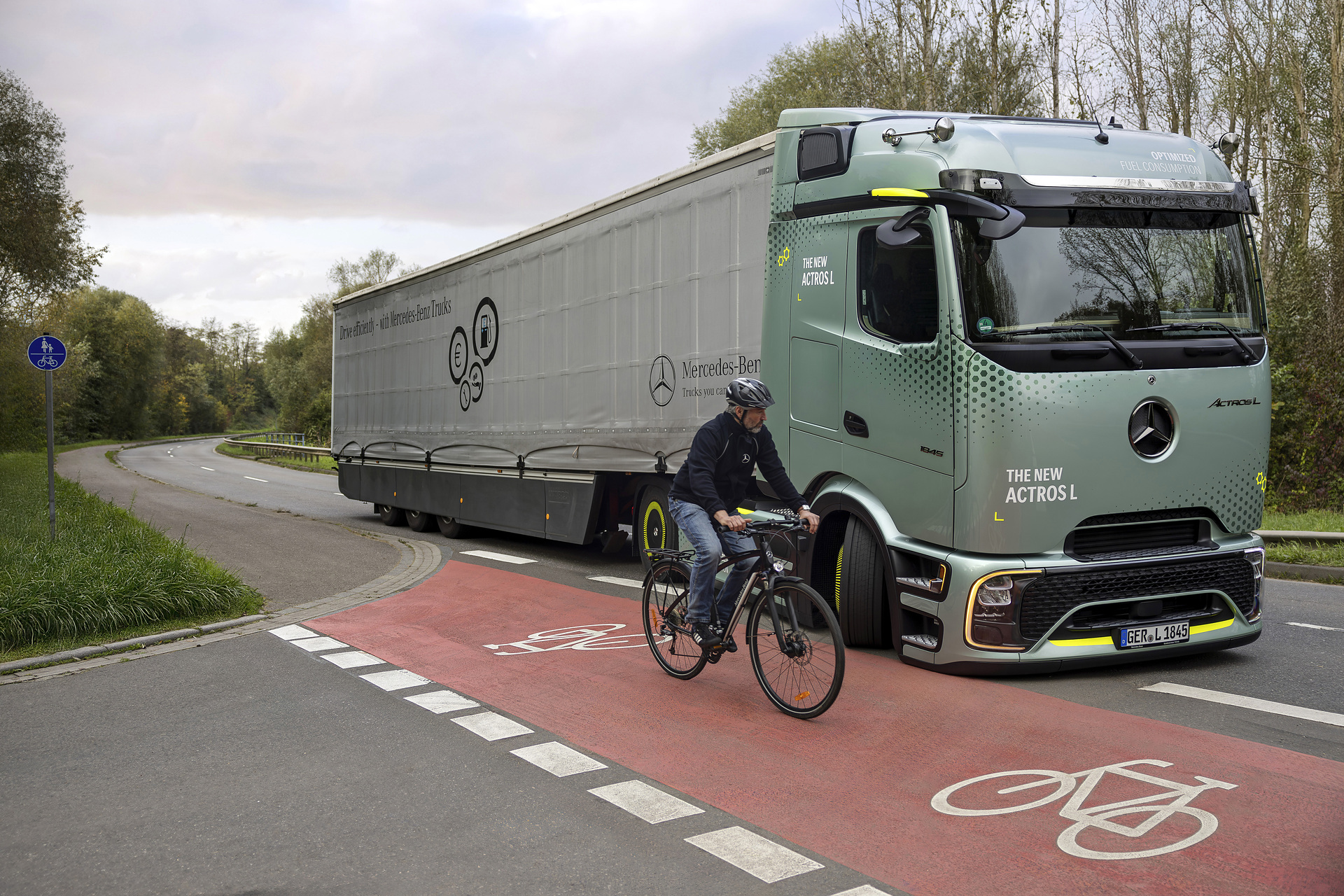 Mercedes-Benz Trucks Active Sideguard Assist 2 Sehen, wo der Mensch nicht hinsieht – Mercedes-Benz Trucks setzt auf intelligente Assistenzsysteme zum besseren Schutz von Radfahrenden und Fußgängern