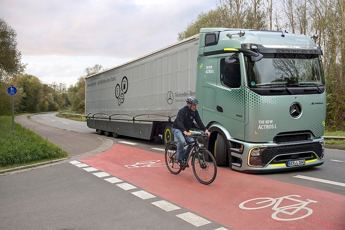 Sehen, wo der Mensch nicht hinsieht – Mercedes-Benz Trucks setzt auf intelligente Assistenzsysteme zum besseren Schutz von Radfahrenden und Fußgängern
