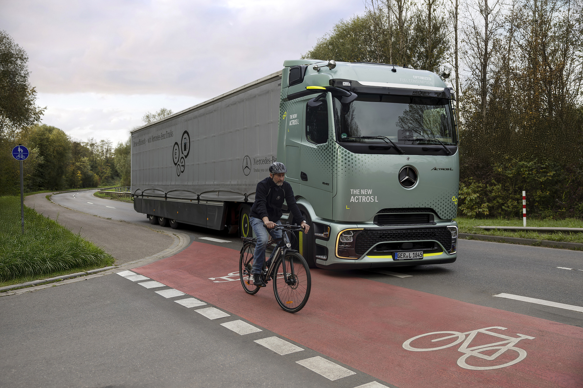 Mercedes-Benz Trucks Active Sideguard Assist 2 Sehen, wo der Mensch nicht hinsieht – Mercedes-Benz Trucks setzt auf intelligente Assistenzsysteme zum besseren Schutz von Radfahrenden und Fußgängern