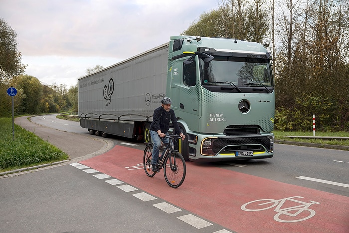 Sehen, wo der Mensch nicht hinsieht – Mercedes-Benz Trucks setzt auf intelligente Assistenzsysteme zum besseren Schutz von Radfahrenden und Fußgängern