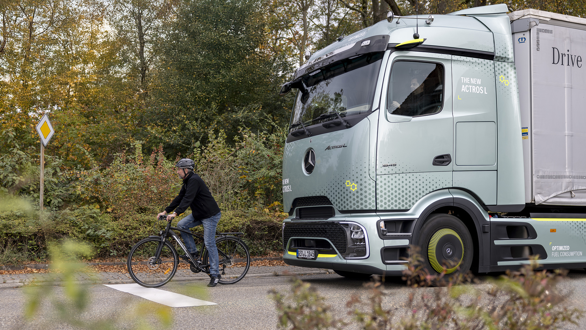 Mercedes-Benz Trucks Frontguard Assist Sehen, wo der Mensch nicht hinsieht – Mercedes-Benz Trucks setzt auf intelligente Assistenzsysteme zum besseren Schutz von Radfahrenden und Fußgängern