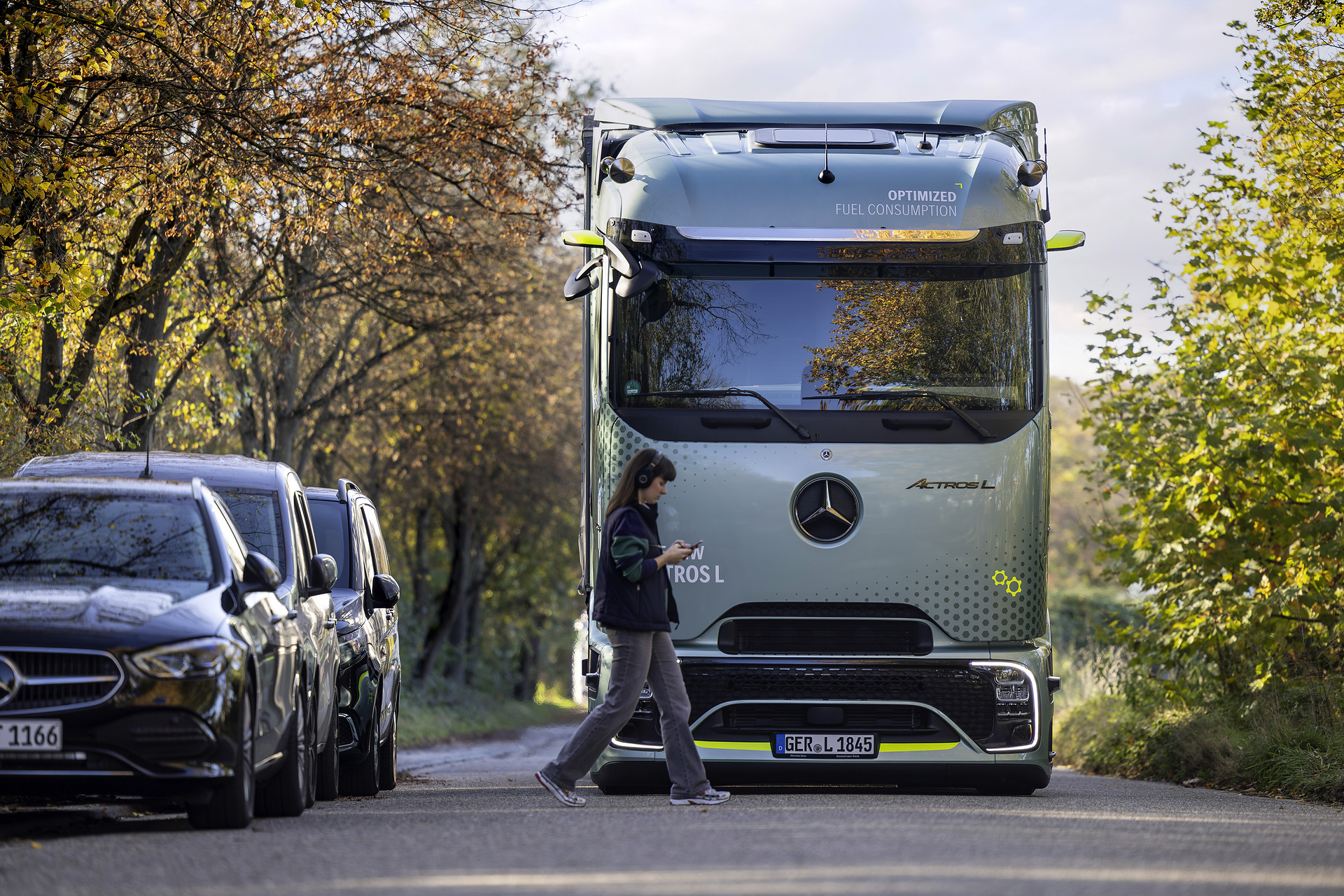 Mercedes-Benz Trucks: Active Brake Assist 6 mit Fußgängererkennung und automatisierter Bremsung Sehen, wo der Mensch nicht hinsieht – Mercedes-Benz Trucks setzt auf intelligente Assistenzsysteme zum besseren Schutz von Radfahrenden und Fußgängern