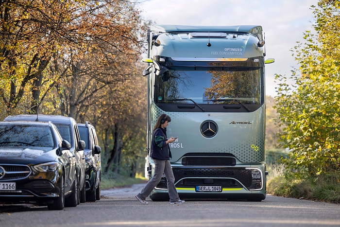 Sehen, wo der Mensch nicht hinsieht – Mercedes-Benz Trucks setzt auf intelligente Assistenzsysteme zum besseren Schutz von Radfahrenden und Fußgängern
