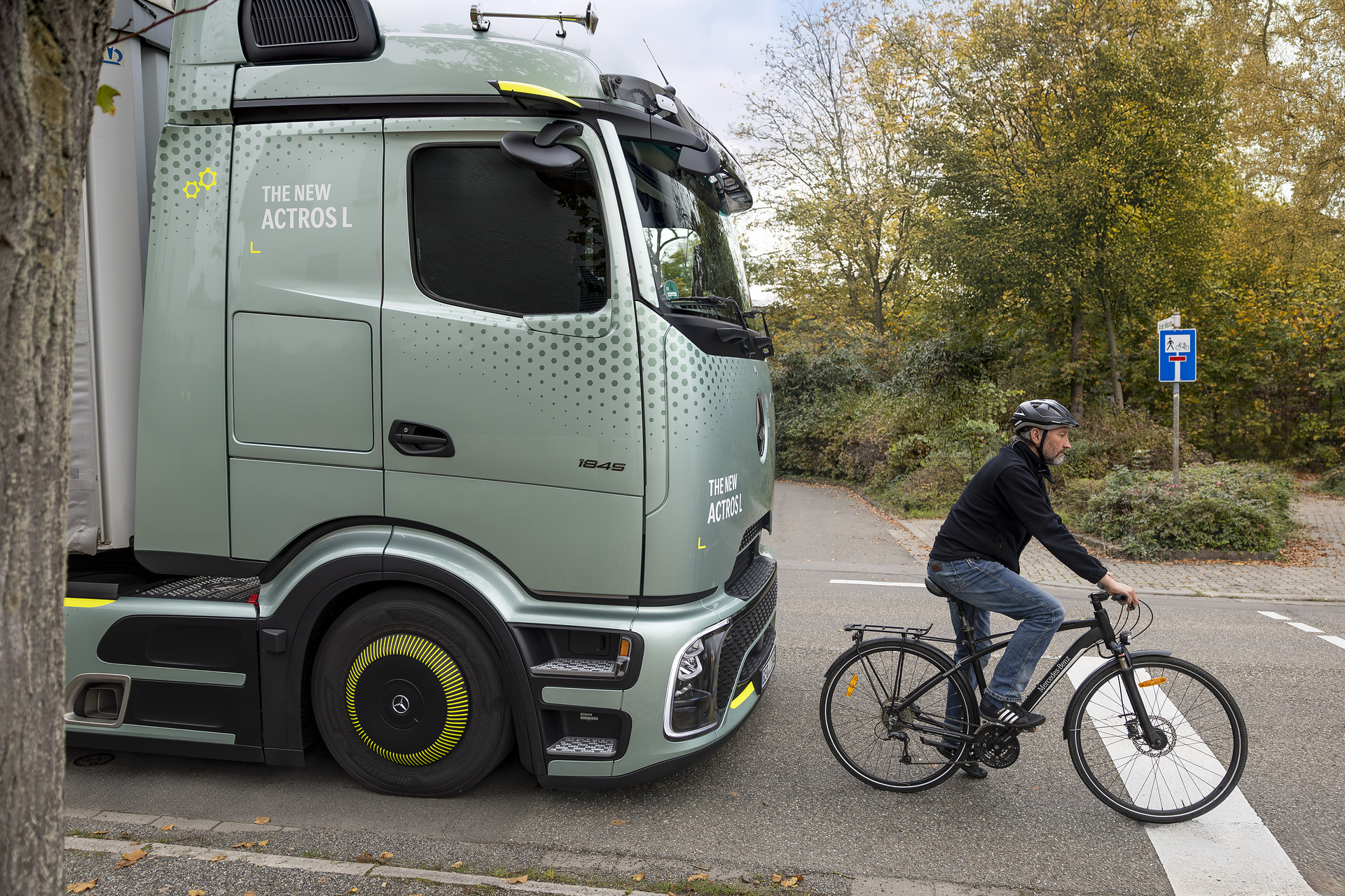 Mercedes-Benz Trucks Frontguard Assist Sehen, wo der Mensch nicht hinsieht – Mercedes-Benz Trucks setzt auf intelligente Assistenzsysteme zum besseren Schutz von Radfahrenden und Fußgängern