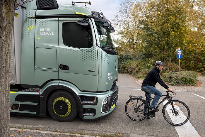 Sehen, wo der Mensch nicht hinsieht – Mercedes-Benz Trucks setzt auf intelligente Assistenzsysteme zum besseren Schutz von Radfahrenden und Fußgängern
