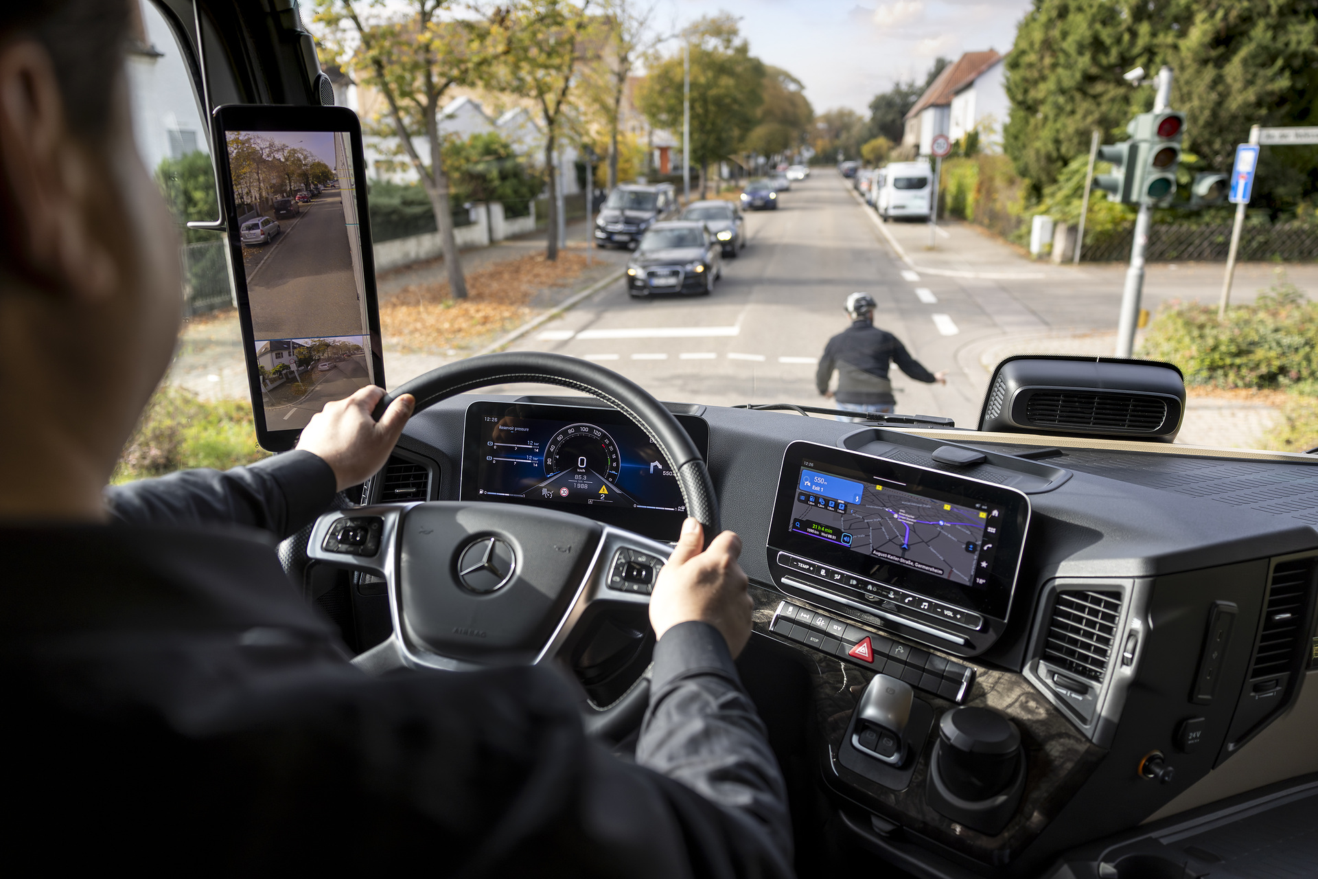 Mercedes-Benz Trucks Frontguard Assist Sehen, wo der Mensch nicht hinsieht – Mercedes-Benz Trucks setzt auf intelligente Assistenzsysteme zum besseren Schutz von Radfahrenden und Fußgängern