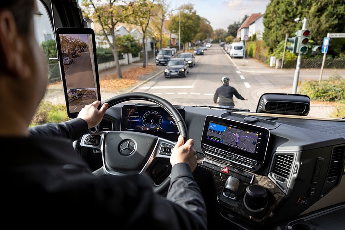 Sehen, wo der Mensch nicht hinsieht – Mercedes-Benz Trucks setzt auf intelligente Assistenzsysteme zum besseren Schutz von Radfahrenden und Fußgängern
