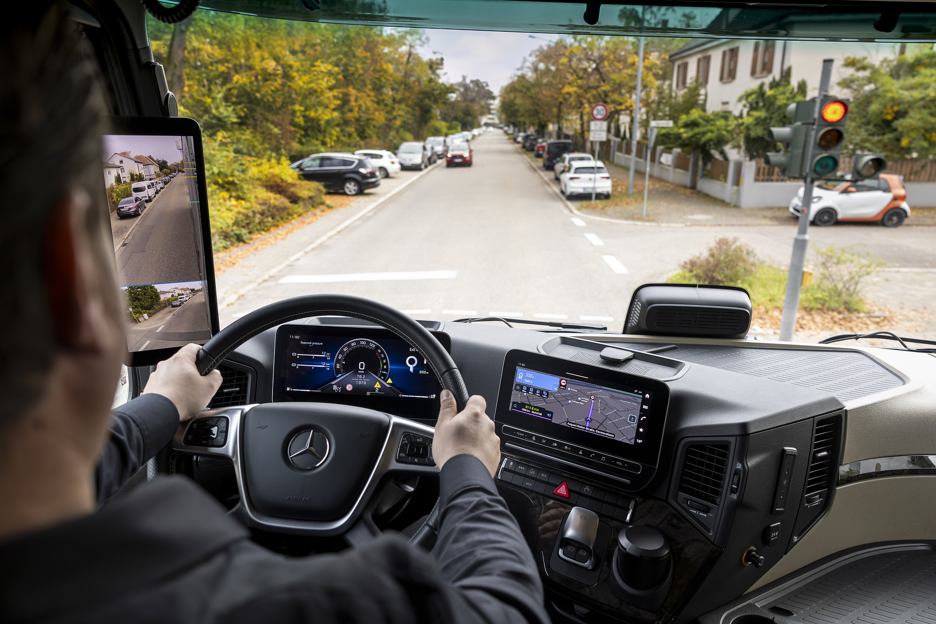 Mercedes-Benz Trucks Frontguard Assist Sehen, wo der Mensch nicht hinsieht – Mercedes-Benz Trucks setzt auf intelligente Assistenzsysteme zum besseren Schutz von Radfahrenden und Fußgängern
