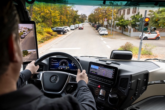Sehen, wo der Mensch nicht hinsieht – Mercedes-Benz Trucks setzt auf intelligente Assistenzsysteme zum besseren Schutz von Radfahrenden und Fußgängern