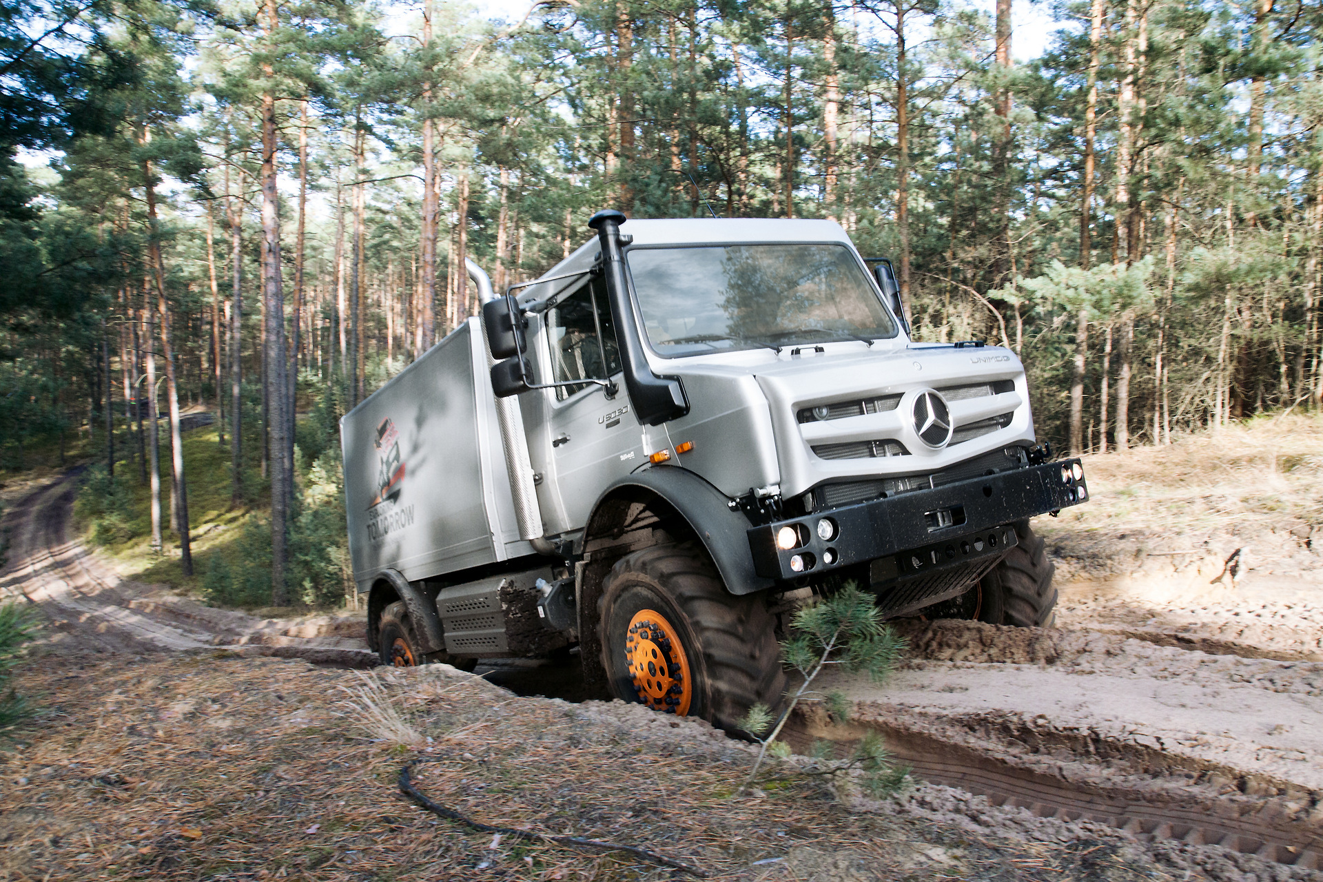 Mercedes-Benz Unimog U 5030 (Hellgeth) Unimog und Arocs auf der Abenteuer Allrad: Von Bad Kissingen in die Welt