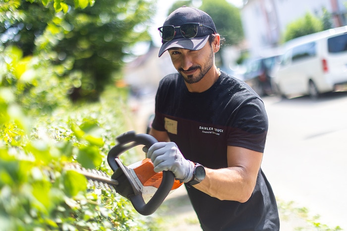 Social Day bei Daimler Truck Financial Services: Mitarbeitende verschönern den Gartenbereich am Immanuel-Grözinger-Haus