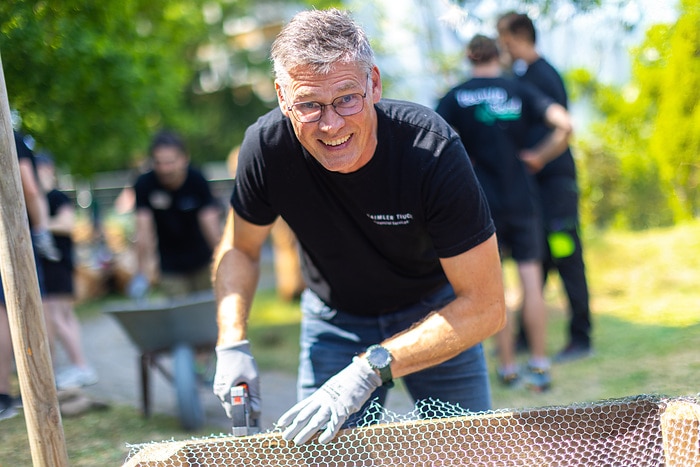Social Day bei Daimler Truck Financial Services: Mitarbeitende verschönern den Gartenbereich am Immanuel-Grözinger-Haus