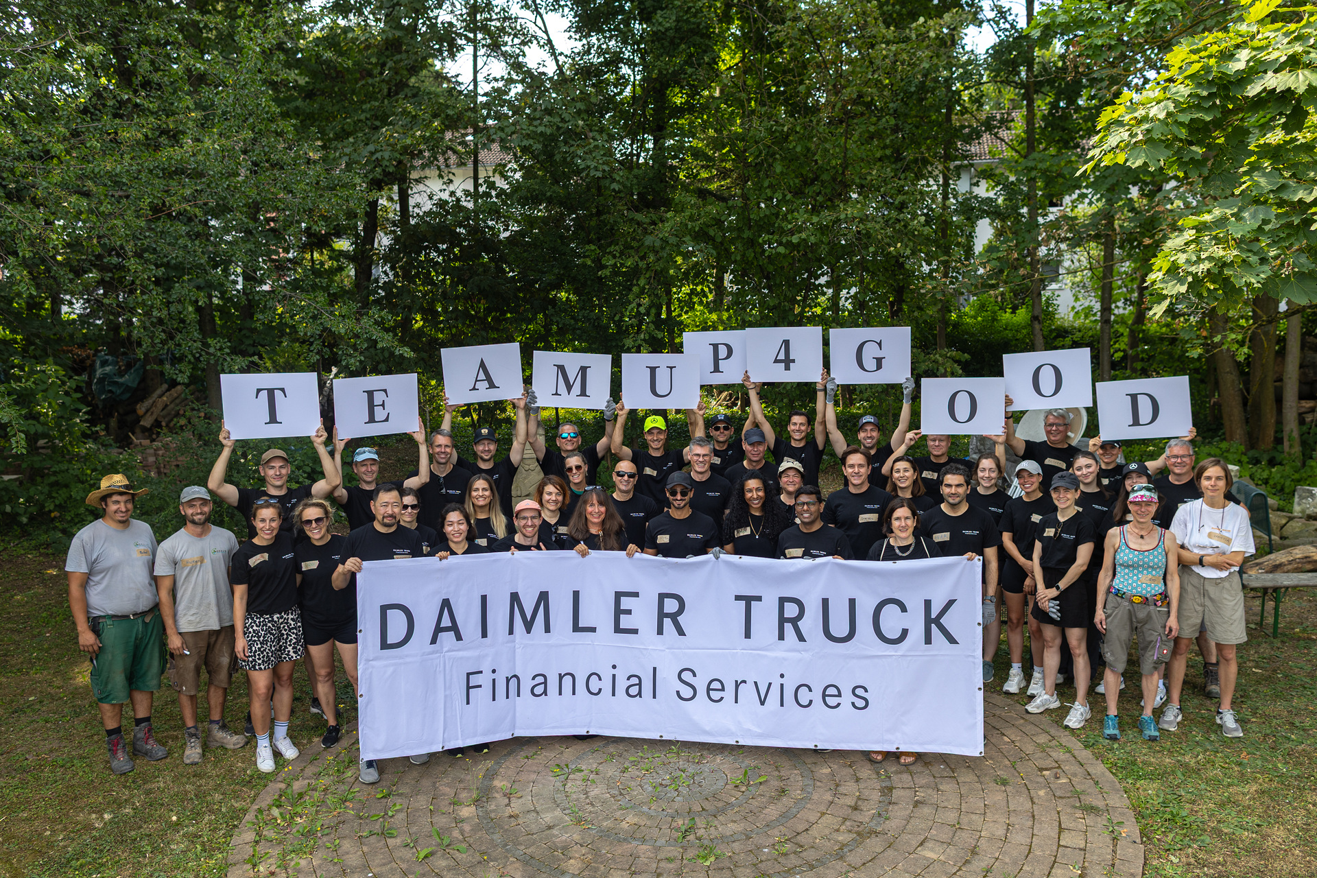 Social Day bei Daimler Truck Financial Services: Mitarbeitende verschönern den Gartenbereich am Immanuel-Grözinger-Haus