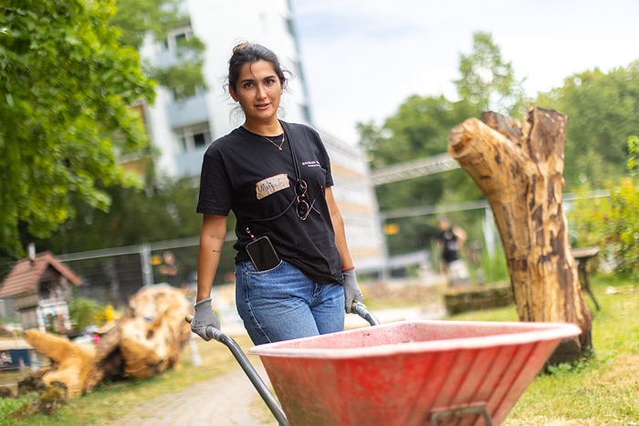 Social Day bei Daimler Truck Financial Services: Mitarbeitende verschönern den Gartenbereich am Immanuel-Grözinger-Haus