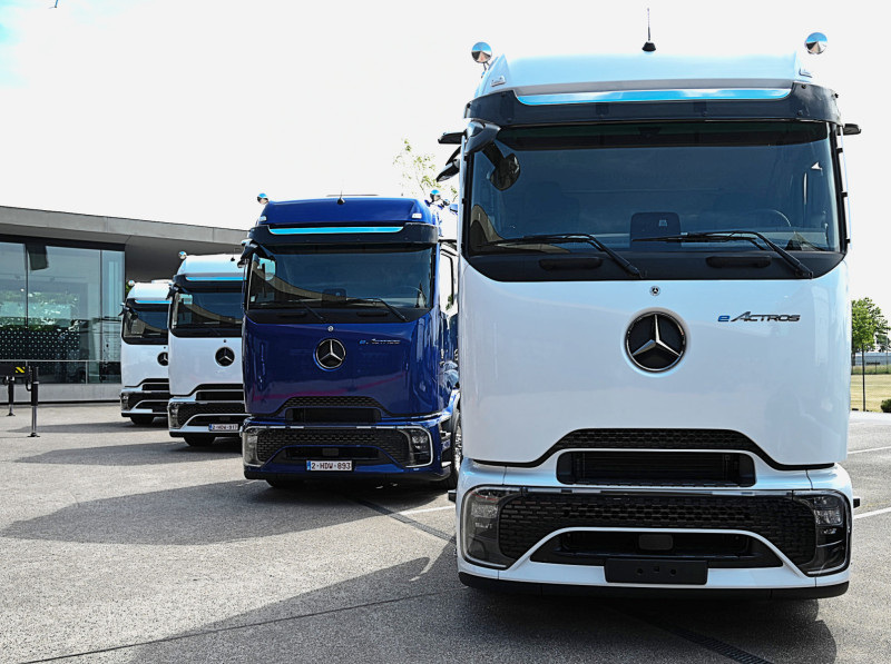 Vollelektrisch zur Molkerei: Belgien übernimmt erste eActros 600 für die Milchsammellogistik Vollelektrisch zur Molkerei: Erster belgischer Kunde übernimmt den eActros 600