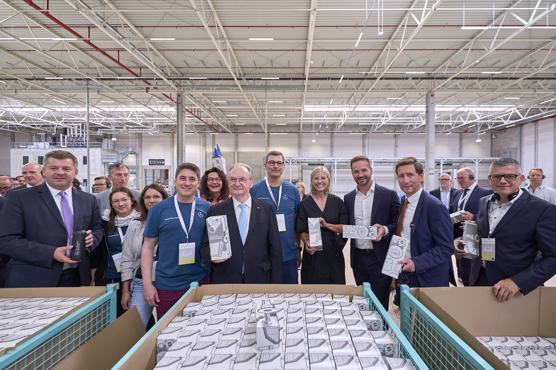 Daimler Truck Global Parts Center in Halberstadt, Saxony-Anhalt: Logistics hub for Mercedes-Benz Trucks' global spare parts supply officially opened Daimler Truck Global Parts Center: Central logistics hub in Halberstadt officially opened