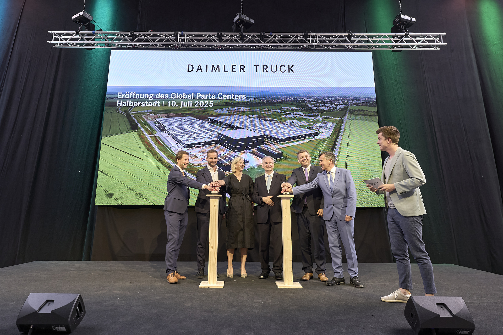 Daimler Truck Global Parts Center in Halberstadt, Saxony-Anhalt: Logistics hub for Mercedes-Benz Trucks' global spare parts supply officially opened Daimler Truck Global Parts Center: Central logistics hub in Halberstadt officially opened