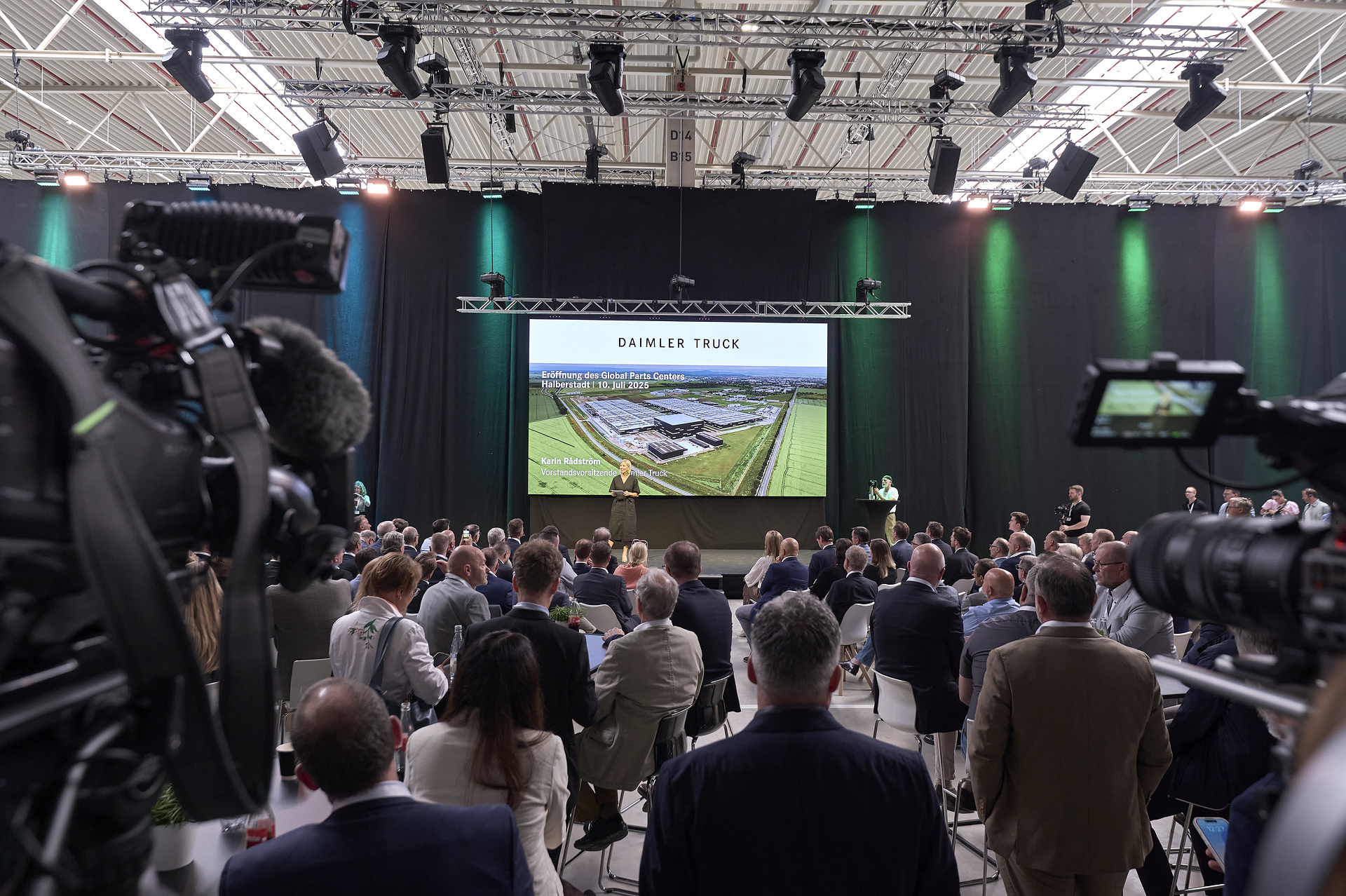 Daimler Truck Global Parts Center in Halberstadt, Saxony-Anhalt: Logistics hub for Mercedes-Benz Trucks' global spare parts supply officially opened Daimler Truck Global Parts Center: Central logistics hub in Halberstadt officially opened