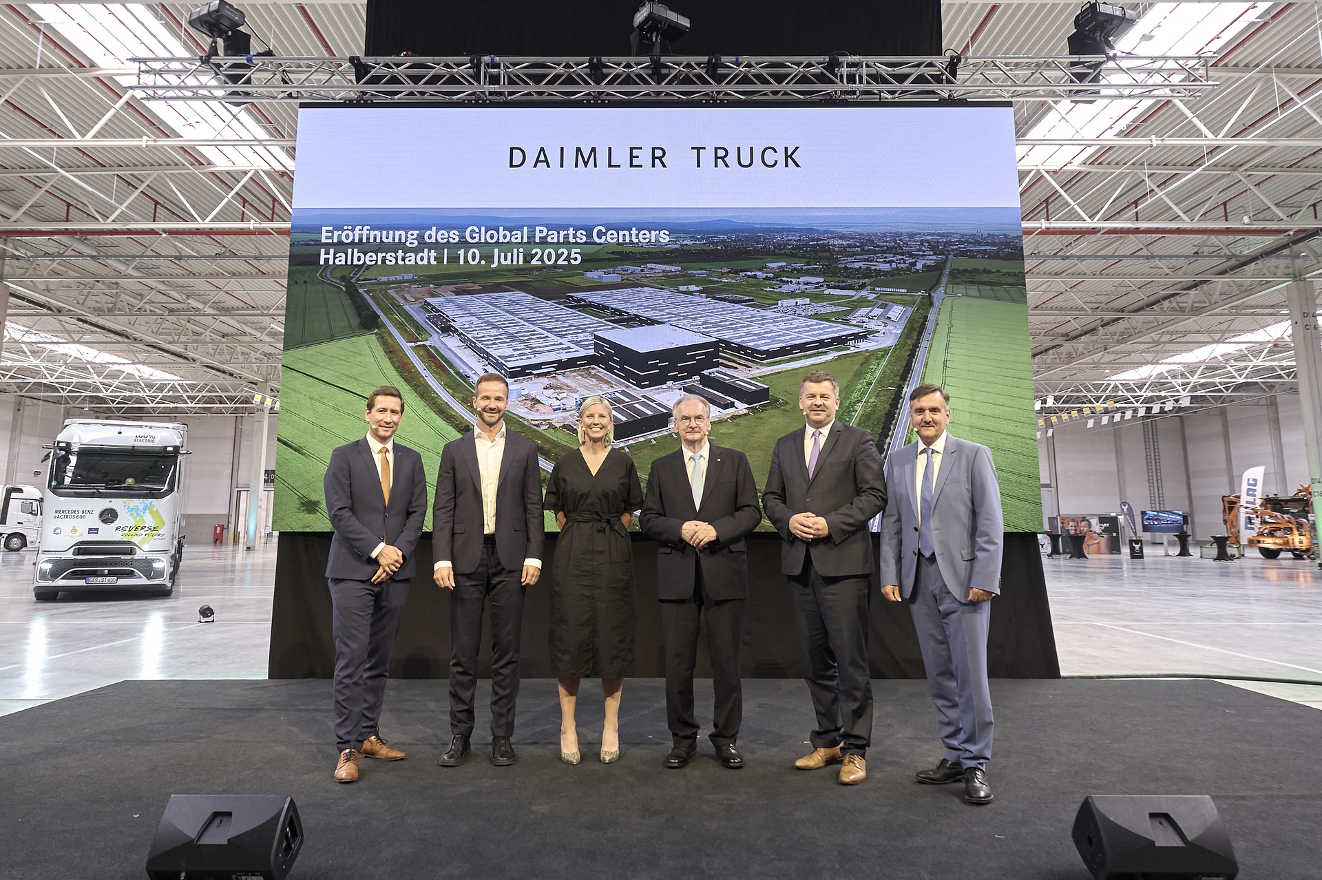 From left to right: Daniel Szarata, Senior Mayor of the City of Halberstadt, Achim Puchert, CEO Mercedes-Benz Trucks, Karin Rådström, CEO Daimler Truck, Dr Reiner Haseloff, Minister President of Saxony-Anhalt, Sven Schulze, Minister for Economic Affairs, Tourism, Agriculture and Forestry of Saxony-Anhalt, and Thomas Balcerowski, District Administrator of the Harz district in Saxony-Anhalt Daimler Truck Global Parts Center: Central logistics hub in Halberstadt officially opened