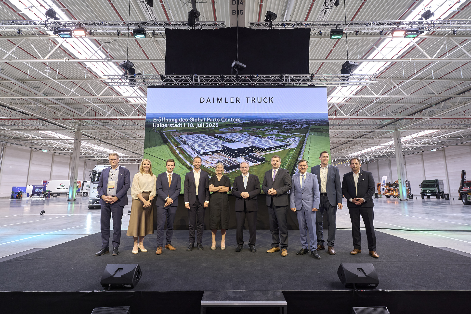 From left to right: Dries Van Hoeymissen, Executive Vice President Central Europe DP World, Stina Fagerman, Head of Marketing, Sales and Services at Mercedes-Benz Trucks, Daniel Szarata, Senior Mayor of the City of Halberstadt, Achim Puchert, CEO Mercedes-Benz Trucks, Karin Rådström, CEO Daimler Truck, Dr Reiner Haseloff, Minister President of Saxony-Anhalt, Sven Schulze, Minister for Economic Affairs, Tourism, Agriculture and Forestry of Saxony-Anhalt, Thomas Balcerowski, District Administrator of the Harz district in Saxony-Anhalt, Uwe Kazmeier, Head of Customer Services & Parts at Mercedes-Benz Trucks, and Jan Lohrengel, Vice President Contract Logistics, Central Europe, DP World Daimler Truck Global Parts Center: Central logistics hub in Halberstadt officially opened