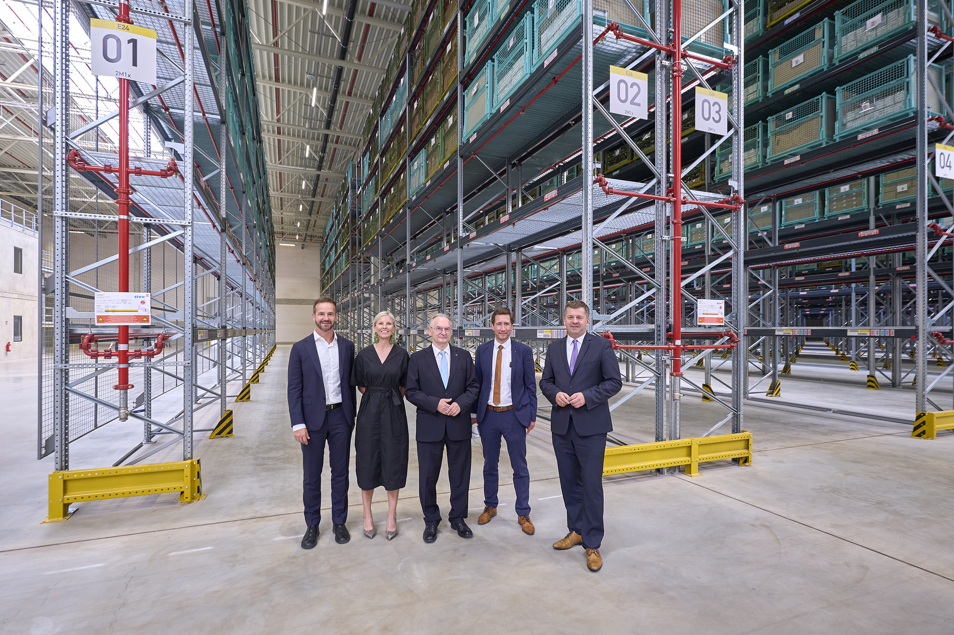 From left to right: Achim Puchert, CEO Mercedes-Benz Trucks, Karin Rådström, CEO Daimler Truck, Dr Reiner Haseloff, Minister President of Saxony-Anhalt, Daniel Szarata, Senior Mayor of the City of Halberstadt, and Sven Schulze, Minister for Economic Affairs, Tourism, Agriculture and Forestry of Saxony-Anhalt Daimler Truck Global Parts Center: Central logistics hub in Halberstadt officially opened