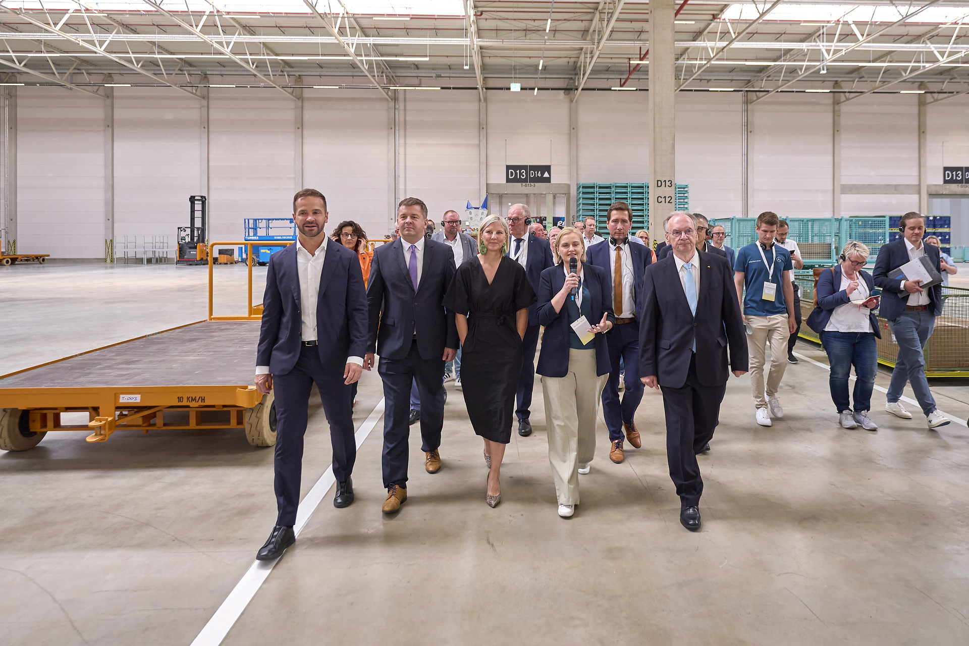 Achim Puchert, CEO Mercedes-Benz Trucks, Sven Schulze, Minister for Economic Affairs, Tourism, Agriculture and Forestry of Saxony-Anhalt, Karin Rådström, CEO Daimler Truck, Elena Koch, Customer Services & Parts Mercedes-Benz Trucks, Daniel Szarata, Senior Mayor of the City of Halberstadt, and Dr Reiner Haseloff, Minister President of Saxony-Anhalt in the new Daimler Truck Global Parts Center in Halberstadt, Saxony-Anhalt. Daimler Truck Global Parts Center: Central logistics hub in Halberstadt officially opened
