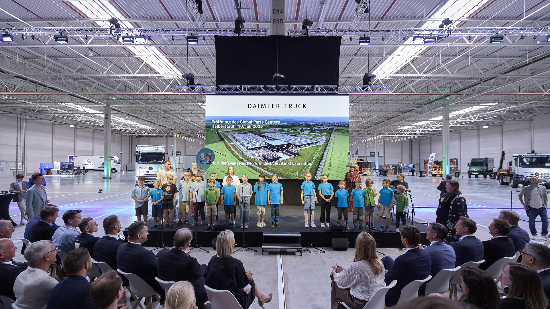 School choir of Evangelische Grundschule Halberstadt Sankt Laurentius at the official opening of the Daimler Truck Global Parts Center in Halberstadt, Saxony-Anhalt Daimler Truck Global Parts Center: Central logistics hub in Halberstadt officially opened