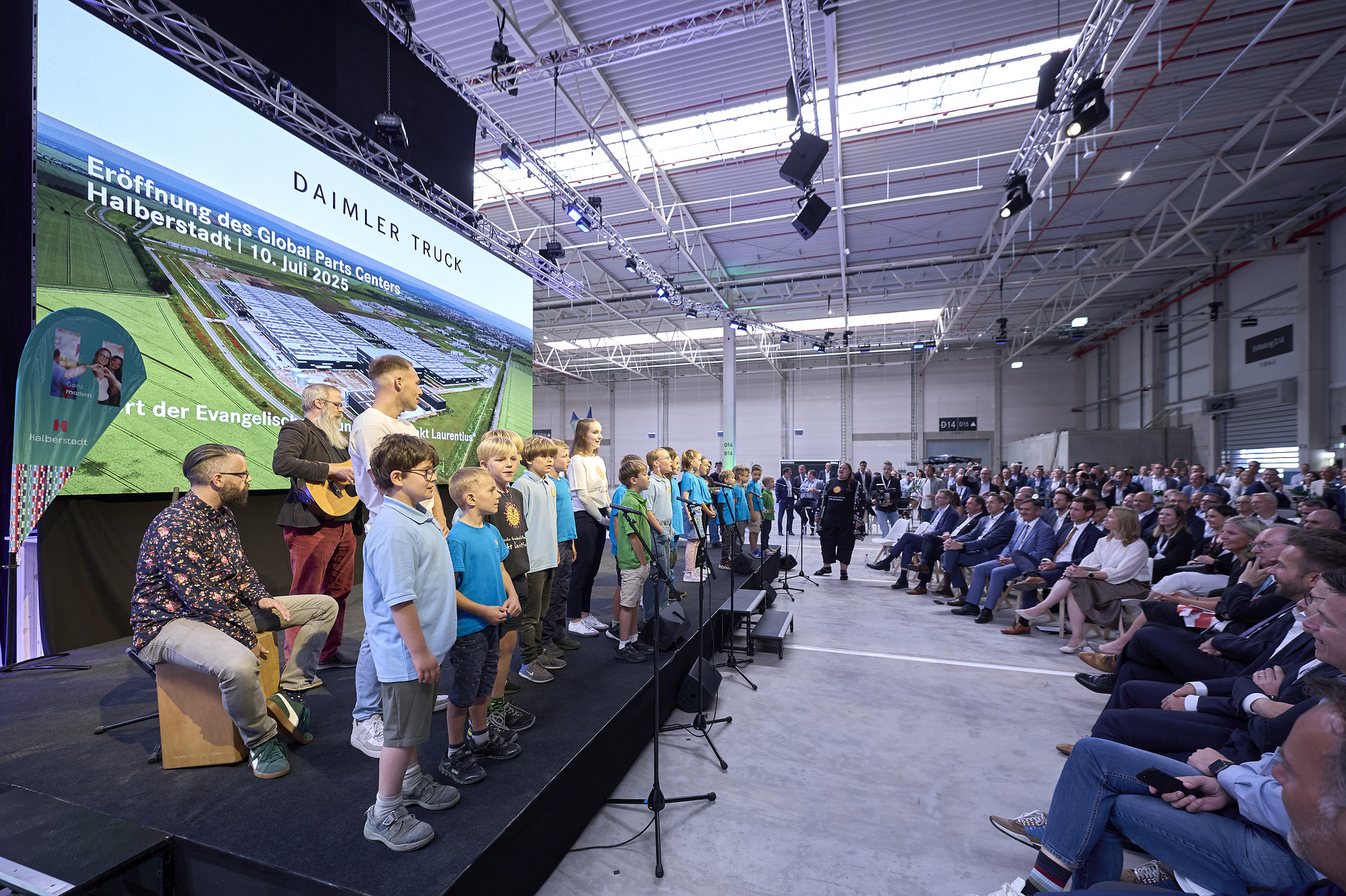 School choir of Evangelische Grundschule Halberstadt Sankt Laurentius at the official opening of the Daimler Truck Global Parts Center in Halberstadt, Saxony-Anhalt Daimler Truck Global Parts Center: Central logistics hub in Halberstadt officially opened