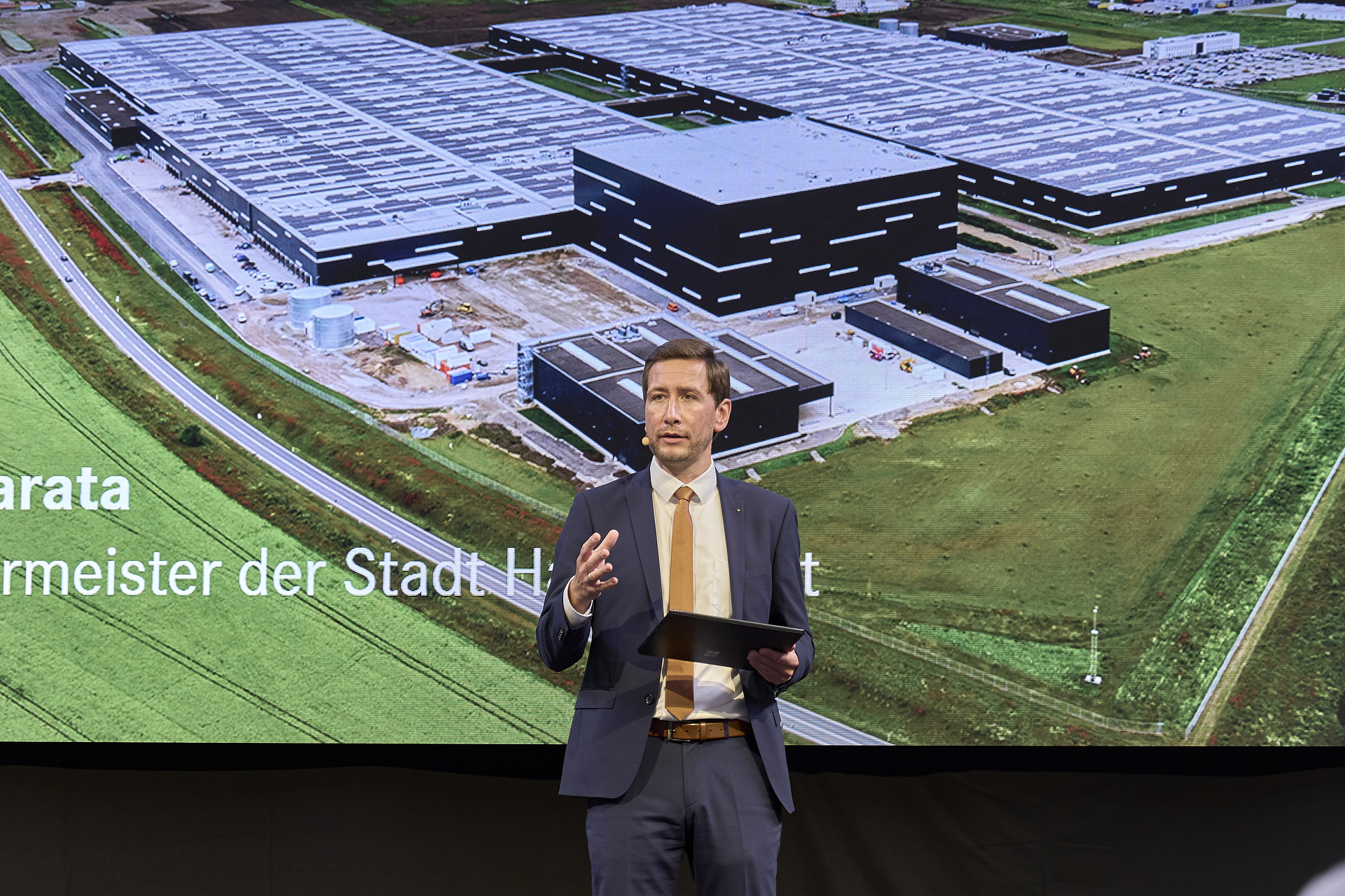 Daniel Szarata, Senior Mayor of the City of Halberstadt, at the official opening of the Daimler Truck Global Parts Center in Halberstadt, Saxony-Anhalt Daimler Truck Global Parts Center: Central logistics hub in Halberstadt officially opened