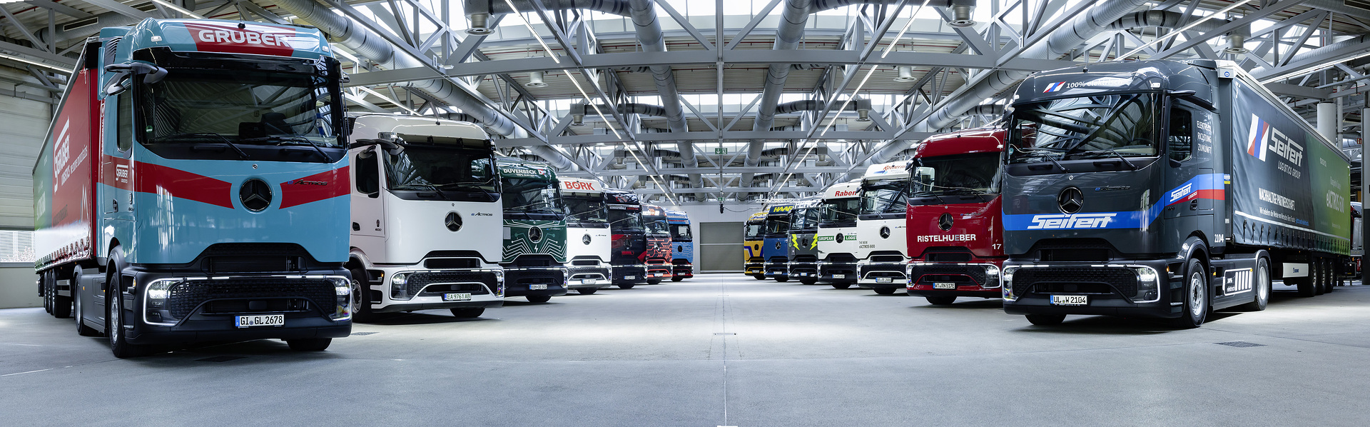 Elektrifizierte Werkslogistik in Wörth: 14 eActros 600 starten mit Sternfahrt auf Fernverkehrsrouten Elektrifizierte Werkslogistik in Wörth: 14 eActros 600 starten mit Sternfahrt auf Fernverkehrsrouten