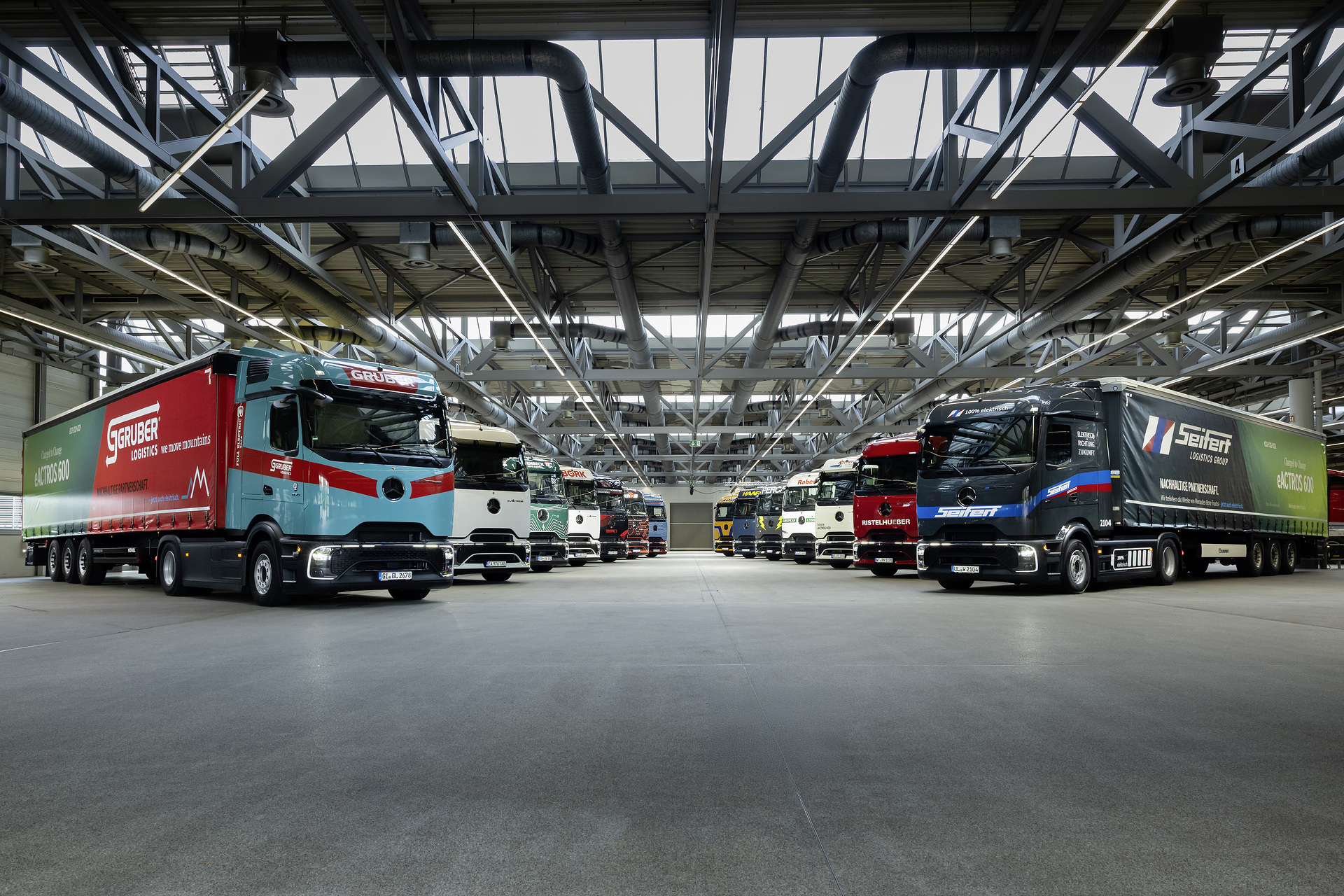 Elektrifizierte Werkslogistik in Wörth: 14 eActros 600 starten mit Sternfahrt auf Fernverkehrsrouten Elektrifizierte Werkslogistik in Wörth: 14 eActros 600 starten mit Sternfahrt auf Fernverkehrsrouten