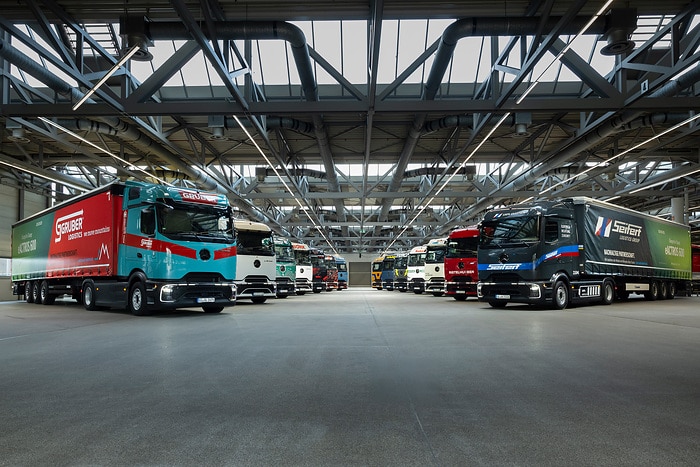 Elektrifizierte Werkslogistik in Wörth: 14 eActros 600 starten mit Sternfahrt auf Fernverkehrsrouten
