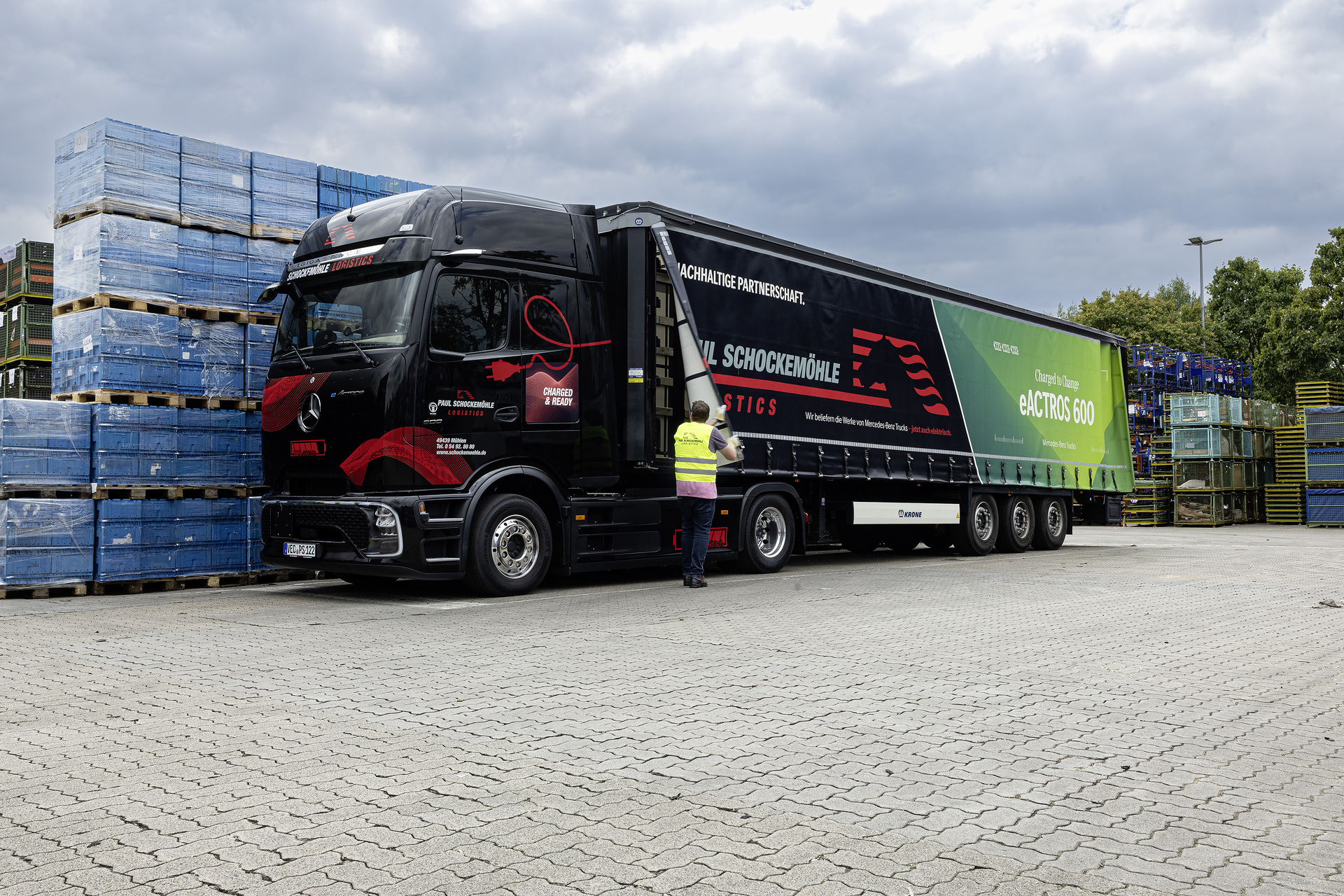 Elektrifizierte Werkslogistik in Wörth: Paul Schockemöhle Logistics Elektrifizierte Werkslogistik in Wörth: 14 eActros 600 starten mit Sternfahrt auf Fernverkehrsrouten