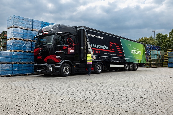Elektrifizierte Werkslogistik in Wörth: 14 eActros 600 starten mit Sternfahrt auf Fernverkehrsrouten
