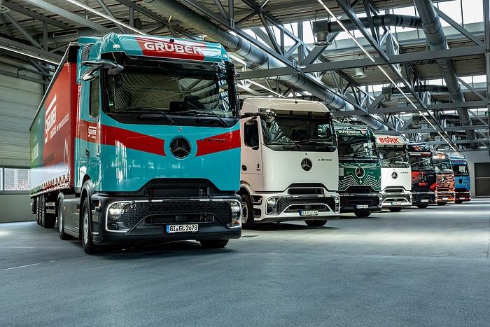 Elektrifizierte Werkslogistik in Wörth: 14 eActros 600 starten mit Sternfahrt auf Fernverkehrsrouten