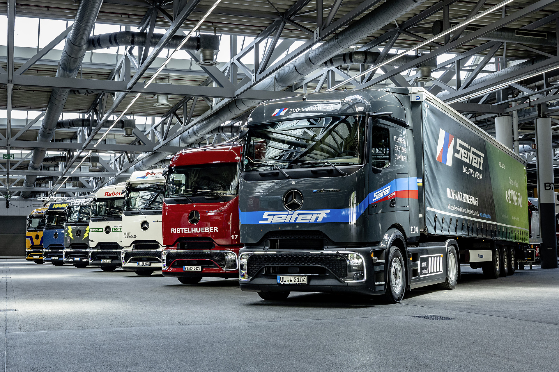 Elektrifizierte Werkslogistik in Wörth: 14 eActros 600 starten mit Sternfahrt auf Fernverkehrsrouten Elektrifizierte Werkslogistik in Wörth: 14 eActros 600 starten mit Sternfahrt auf Fernverkehrsrouten