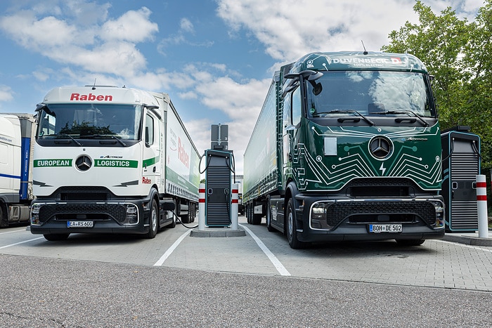 Elektrifizierte Werkslogistik in Wörth: 14 eActros 600 starten mit Sternfahrt auf Fernverkehrsrouten