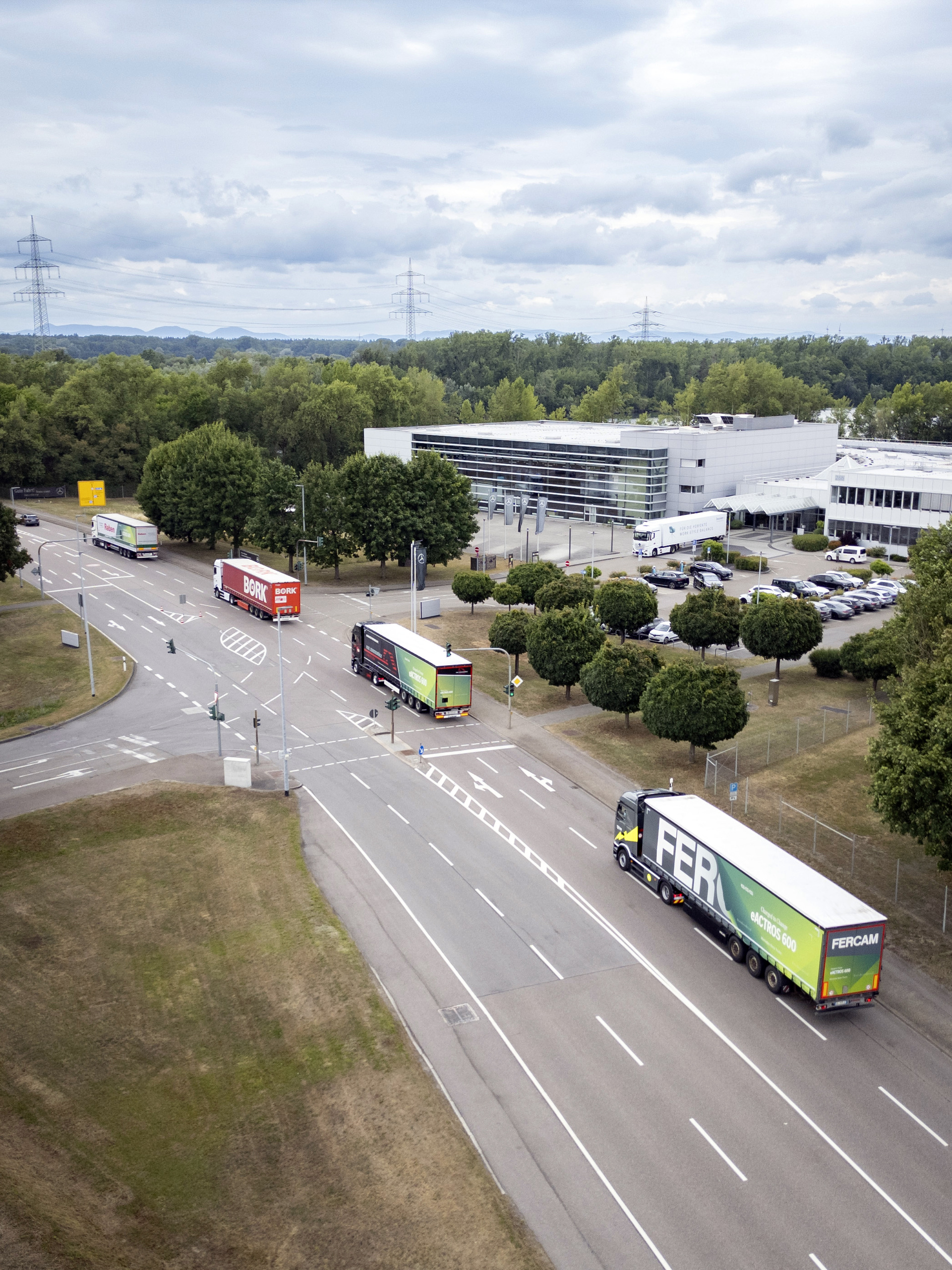 Elektrifizierte Werkslogistik in Wörth: 14 eActros 600 starten mit Sternfahrt auf Fernverkehrsrouten Elektrifizierte Werkslogistik in Wörth: 14 eActros 600 starten mit Sternfahrt auf Fernverkehrsrouten