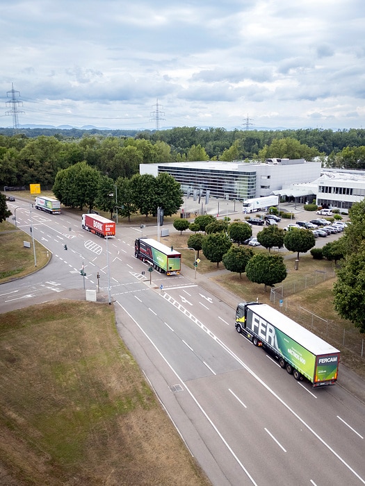 Elektrifizierte Werkslogistik in Wörth: 14 eActros 600 starten mit Sternfahrt auf Fernverkehrsrouten