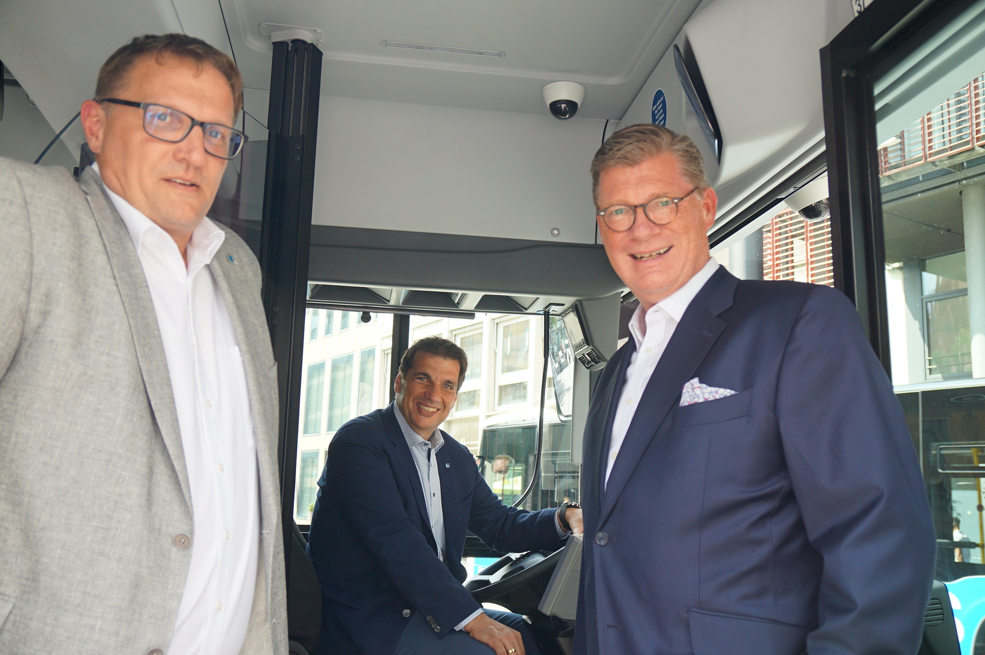 Signing of the contract for the delivery of 37 battery-electric Mercedes-Benz eCitaro and eCitaro G with Stadtwerke Ulm/Neu-Ulm (SWU Verkehr), including 15 solo buses and 22 articulated buses with NMC4 batteries, from left: Ralf Gummersbach (Managing Director SWU Verkehr), Klaus Eder (Managing Director of Stadtwerke Ulm/Neu-Ulm GmbH) and Till Oberwörder (CEO Daimler Buses). 37 eCitaro buses for local public transport: Stadtwerke Ulm / Neu-Ulm continues to rapidly expand electromobility