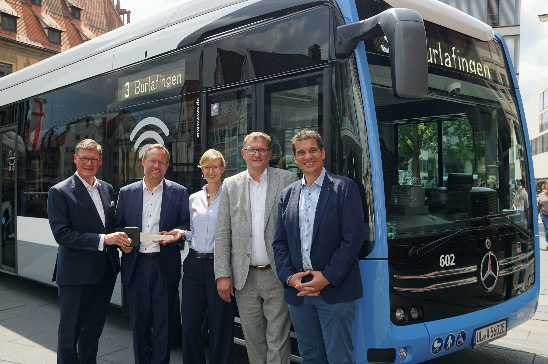Signing of the contract for the delivery of 37 battery-electric Mercedes-Benz eCitaro and eCitaro G with Stadtwerke Ulm/Neu-Ulm (SWU Verkehr), including 15 solo buses and 22 articulated buses with NMC4 batteries, from left: Till Oberwörder (CEO Daimler Buses), Martin Ansbacher (Lord Mayor of Ulm), Katrin Albsteiger (Mayor of Neu-Ulm),Ralf Gummersbach (Managing Director SWU Verkehr) and Klaus Eder (Managing Director of Stadtwerke Ulm/Neu-Ulm GmbH). 37 eCitaro buses for local public transport: Stadtwerke Ulm / Neu-Ulm continues to rapidly expand electromobility