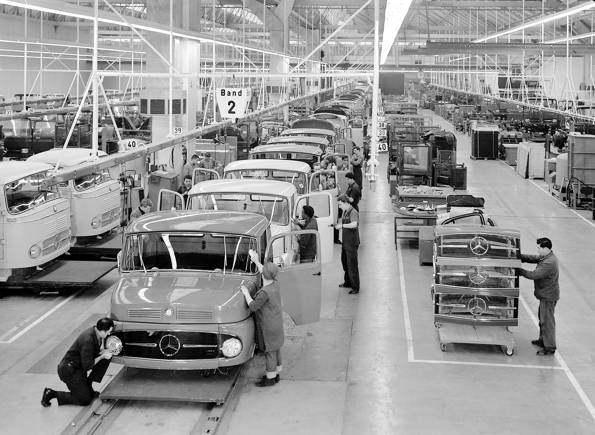 From 1965, Wörth became the focus of commercial vehicle production at Mercedes-Benz. Complete vehicles were now assembled and delivered at the central assembly plant. Historic milestone at the Mercedes-Benz plant in Wörth: First truck produced 60 years ago