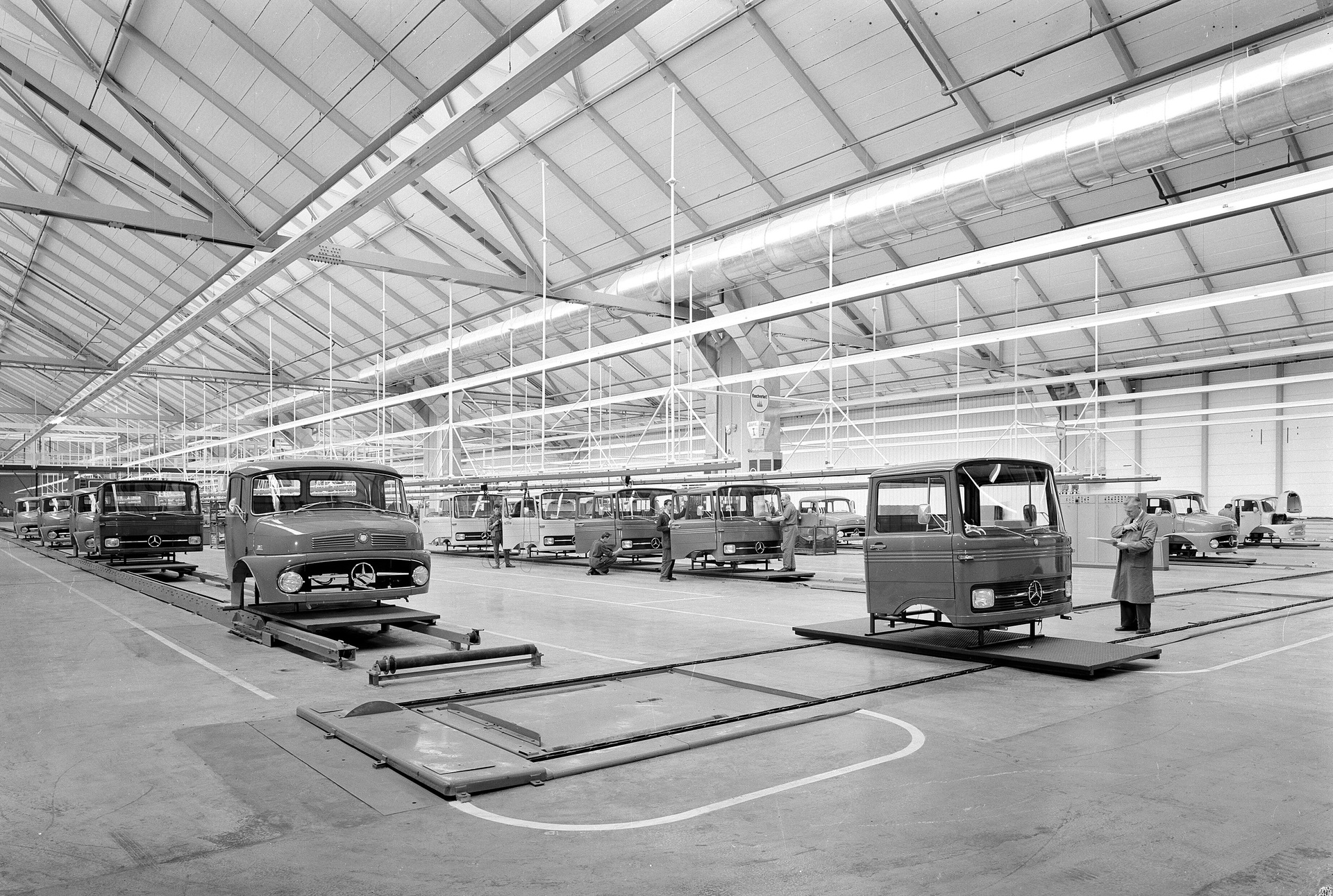 Cab interior fitting department for all Mercedes-Benz truck types at the truck assembly plant in Wörth / Rhine, 1965. Historic milestone at the Mercedes-Benz plant in Wörth: First truck produced 60 years ago