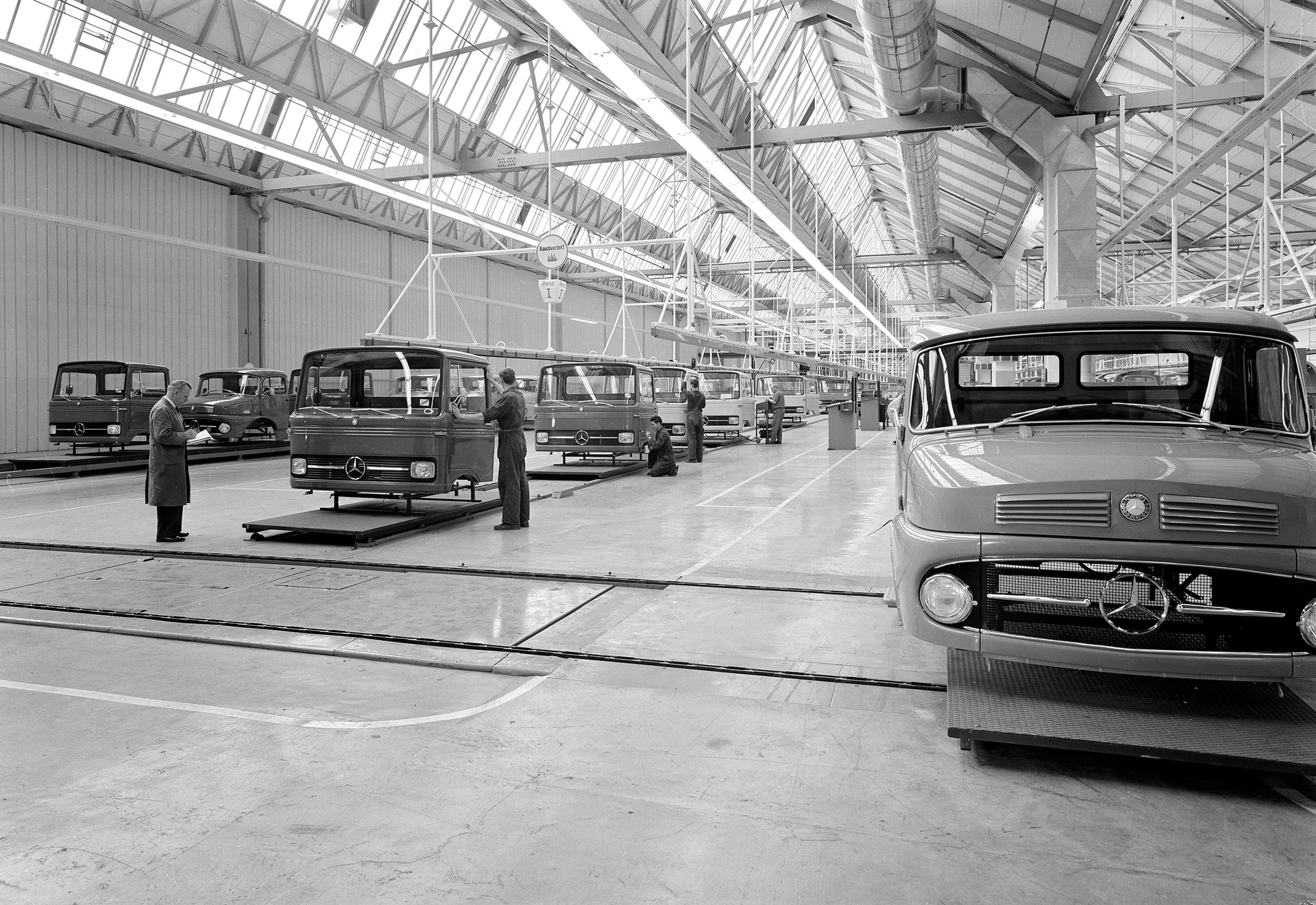 Cab interior fitting department for all Mercedes-Benz truck types at the truck assembly plant in Wörth / Rhine, 1965 Historic milestone at the Mercedes-Benz plant in Wörth: First truck produced 60 years ago