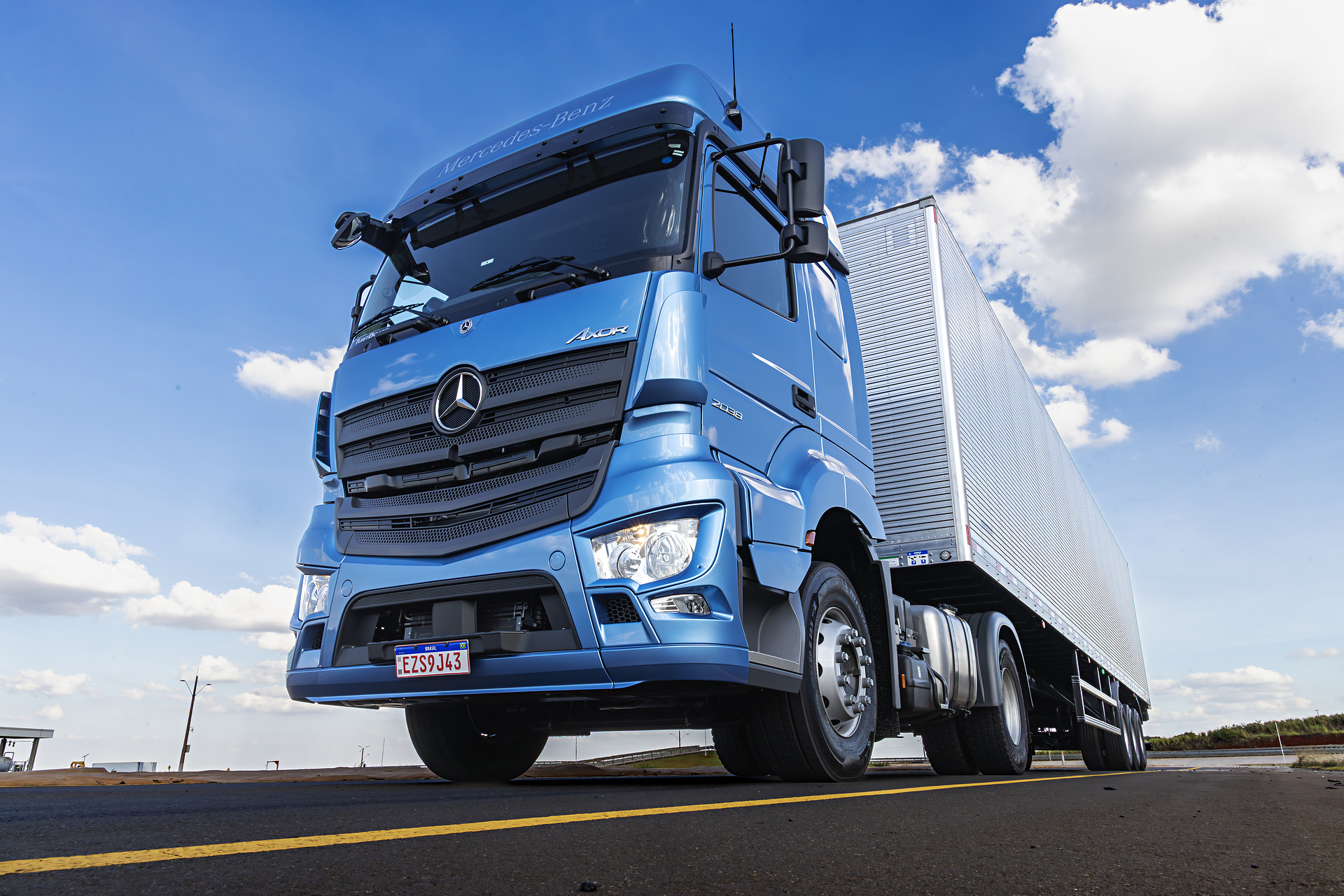 Mercedes-Benz Trucks introduces new extra-heavy truck Axor for Brazilian market